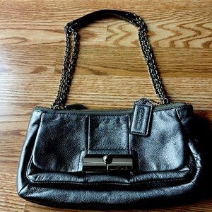 Beautiful used coach handbag, adjustable straps . Can be wear as crossbody